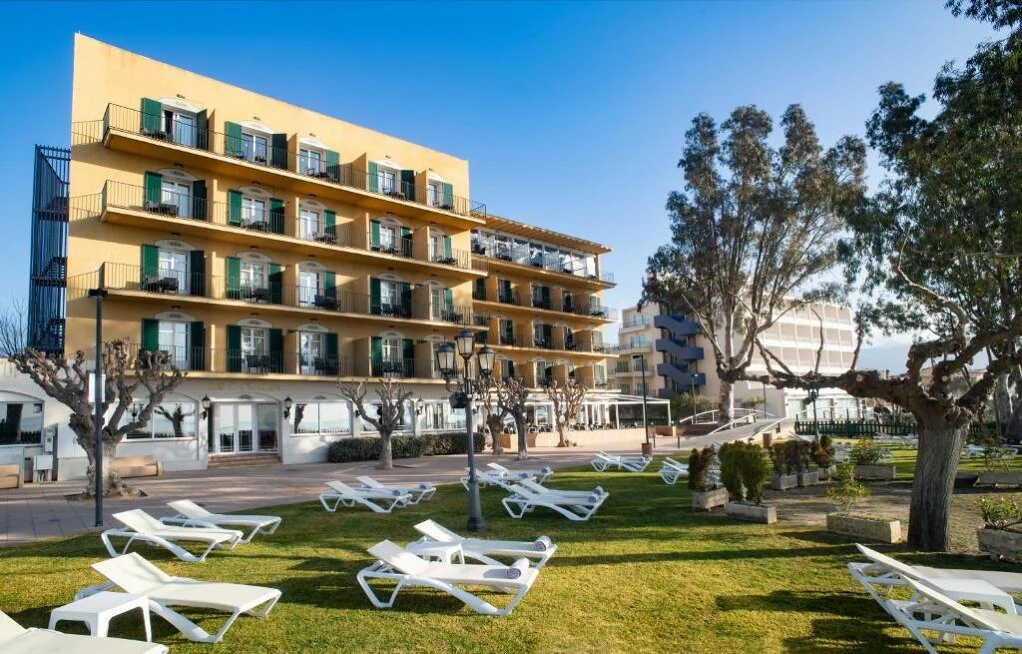 Jardín del Hotel Roses Platja junto al mar